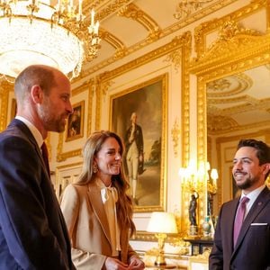 Le prince de Galles William et Catherine, princesse de Galles, reçoivent le prince héritier de Jordanie Al Hussein bin Abdullah II (2e à partir de la droite) et son épouse la princesse Rajwa Al Hussein (1re à partir de la droite) au château de Windsor, à Windsor, au Royaume-Uni, le 14 octobre 2025. Photo by Balkis Press/ABACAPRESS.COM