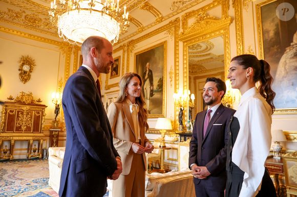 Le prince de Galles William et Catherine, princesse de Galles, reçoivent le prince héritier de Jordanie Al Hussein bin Abdullah II (2e à partir de la droite) et son épouse la princesse Rajwa Al Hussein (1re à partir de la droite) au château de Windsor, à Windsor, au Royaume-Uni, le 14 octobre 2025. Photo by Balkis Press/ABACAPRESS.COM