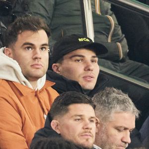 D’après les informations de La Dépêche, il s’agit d’un accident du travail

Antoine Dupont en tribunes lors du match de football Ligue 1 Uber Eats opposant le Paris Saint-Germain (PSG) au LOSC Lille (4-1) au Parc des Princes à Paris, France, le 1er mars 2025. © Cyril Moreau/Bestimage
