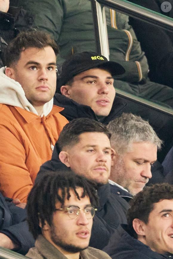 D’après les informations de La Dépêche, il s’agit d’un accident du travail

Antoine Dupont en tribunes lors du match de football Ligue 1 Uber Eats opposant le Paris Saint-Germain (PSG) au LOSC Lille (4-1) au Parc des Princes à Paris, France, le 1er mars 2025. © Cyril Moreau/Bestimage