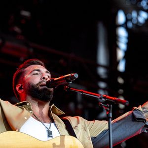 Kendji Girac en concert lors du festival de musique du Printemps de Perouges au Chateau de Saint-Maurice-de-Remens le 29 juin 2025. © Sandrine Thesillat / PsNewZ / Bestimage