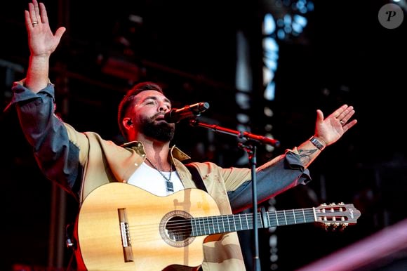 Kendji Girac en concert lors du festival de musique du Printemps de Perouges au Chateau de Saint-Maurice-de-Remens le 29 juin 2025. © Sandrine Thesillat / PsNewZ / Bestimage