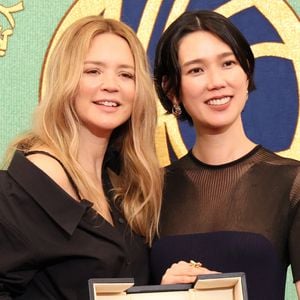 Mais c'est avec sa fille qu'elle a pris le temps de revoir ses films et de découvrir d'autres grands noms de l'animation japonaise. 

L'actrice française Virgine Efira et l'actrice japonaise Tao Okamoto posent pour une photo lors de leur conférence de presse au Japan National Press Club à Tokyo le mardi 26 mai 2026. @Yoshio Tsunoda/AFLO)