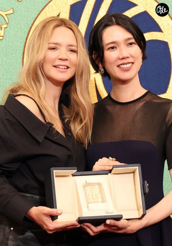 Mais c'est avec sa fille qu'elle a pris le temps de revoir ses films et de découvrir d'autres grands noms de l'animation japonaise. 

L'actrice française Virgine Efira et l'actrice japonaise Tao Okamoto posent pour une photo lors de leur conférence de presse au Japan National Press Club à Tokyo le mardi 26 mai 2026. @Yoshio Tsunoda/AFLO)