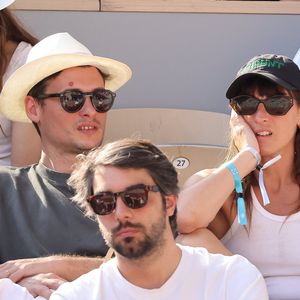 Aujourd'hui, c'est sans le jeune homme à ses côtés, qu'elle doit mener de front sa carrière et sa vie de famille.
Juliette Armanet et son compagnon dans les tribunes des Internationaux de France de tennis de Roland Garros 2023 le 6 juin 2023. © Jacovides-Moreau/Bestimage