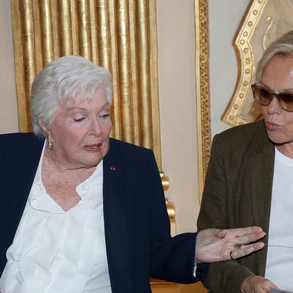 Muriel Robin aide Line Renaud à lire son texte de remerciements - Line Renaud fait don de ses archives aux Archives Nationales au Ministère de la Culture, Paris le 12 Mai 2025. L’ex-meneuse de revue qui fêtera ses 97 ans le 2 juillet prochain a remis à la ministre de la Culture R. Dati, la lettre par laquelle elle fait don de ses archives (correspondances, papiers et documents personnels et professionnels) à l’État. Un moment fort en émotions qu’elle a partagé avec ses «enfants de cœur». © Bertrand Rindoff / Bestimage