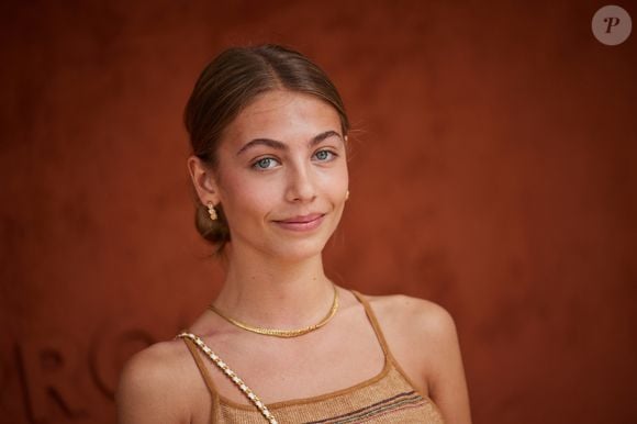 Aujourd'hui, Stella est une jeune femme de 21 ans qui vient de faire la fierté de sa maman

Stella Belmondo au village lors des Internationaux de France de tennis de Roland Garros 2023, à Paris, France, le 9 juin 2023. © Jacovides-Moreau/Bestimage