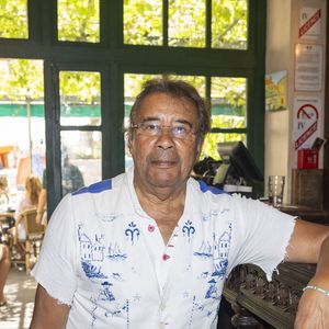Exclusif - Laurent Voulzy lors des séance de dédicaces "Les plumes de Ramatuelle" au café de l'Ormeau en marge du 41ème Festival de Ramatuelle ( qui fête cette année son 40 ème anniversaire) le 10 août 2025. "Les Plumes de Ramatuelle" sont placées sous la direction artistique de Romain Sardou.
© Cyril Bruneau / Bestimage