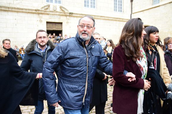 Jean Reno et sa femme Zofia Borucka lors de la 164ème vente des Hospices de Beaune sous les Halles de Beaune le 17 novembre 2024.
Cette 164ème édition se tenait comme chaque année sous la Halle de Beaune, en face de l'Hôtel-Dieu. La Pièce de Charité, un Beaune 1er cru "Les Bressandes", a été vendue pour 360.000 euros

© Romain Doucelin / Bestimage