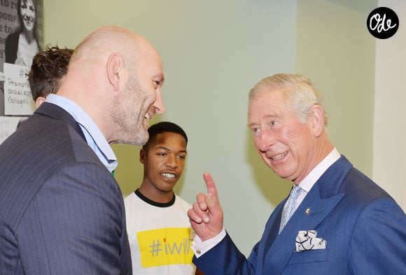 Le prince Charles, prince de Galles visite la "Step Up To Serve charity and the #iwill campaign" à la Wayra Academy à Londres, le 24 novembre 2015.