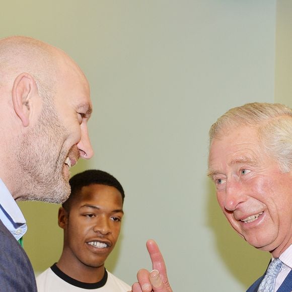 Le prince Charles, prince de Galles visite la "Step Up To Serve charity and the #iwill campaign" à la Wayra Academy à Londres, le 24 novembre 2015.