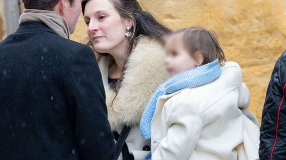 Alaïs, bientôt 3 ans : un ange à la cérémonie religieuse pour son grand frère Émile Soleil