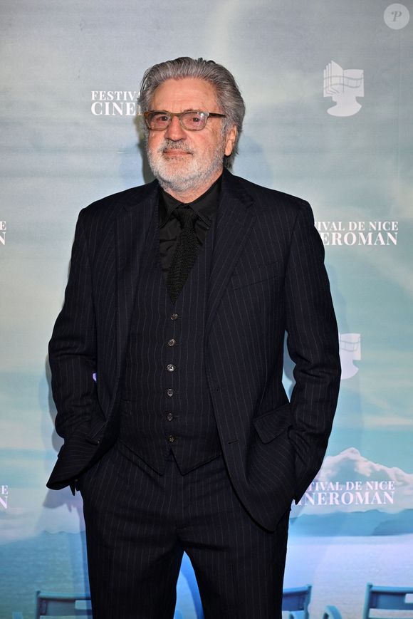 Daniel Auteuil lors de la 6ème édition du festival Cinéroman à Nice le 4 octobre 2024. Le festival Cinéroman, qui se tient à Nice jusqu'au 5 octobre, met à l'honneur les films adaptés de romans.
Durant la soirée, Daniel Benoin, le co-fondateur du festival et directeur du théâtre Anthéa à Antibes, a remis le prix Romain Gary à l'acteur Daniel Auteuil pour saluer l'ensemble de sa carrière. Daniel Auteuil était présent à double titre, dans un premier temps pour présenter son film "Le Fil" puis pour participer en compagnie de D.Thompson et V.Perez, à la projection du film culte "La Reine Margot". I.Adjani, ne pouvant être présente, a envoyé un message vidéo.
© Domnique Jacovides - Bruno Bebert / Bestimage