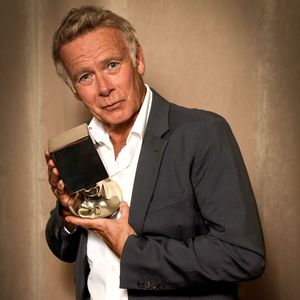 Franck Dubosc pose avec son prix lors de la soirée de clôture de la 7eme édition du Festival Cinéroman, à Nice, le 4 octobre 2025.
© Bruno Bebert/Bestimage