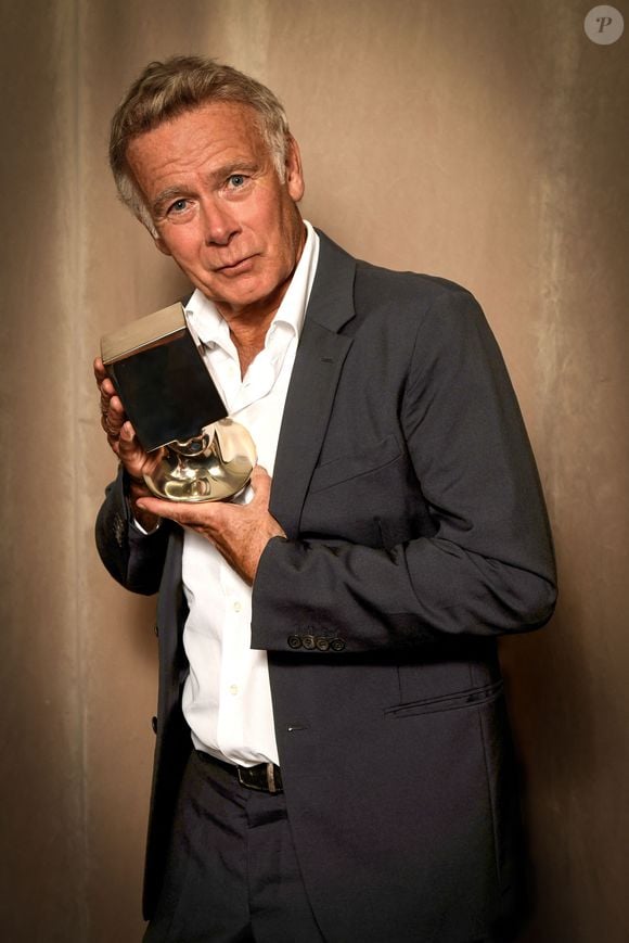 Franck Dubosc pose avec son prix lors de la soirée de clôture de la 7eme édition du Festival Cinéroman, à Nice, le 4 octobre 2025.
© Bruno Bebert/Bestimage