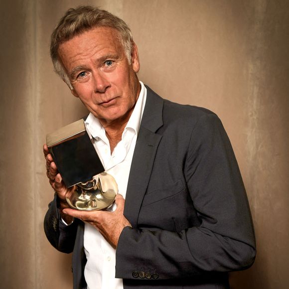 Franck Dubosc pose avec son prix lors de la soirée de clôture de la 7eme édition du Festival Cinéroman, à Nice, le 4 octobre 2025.
© Bruno Bebert/Bestimage