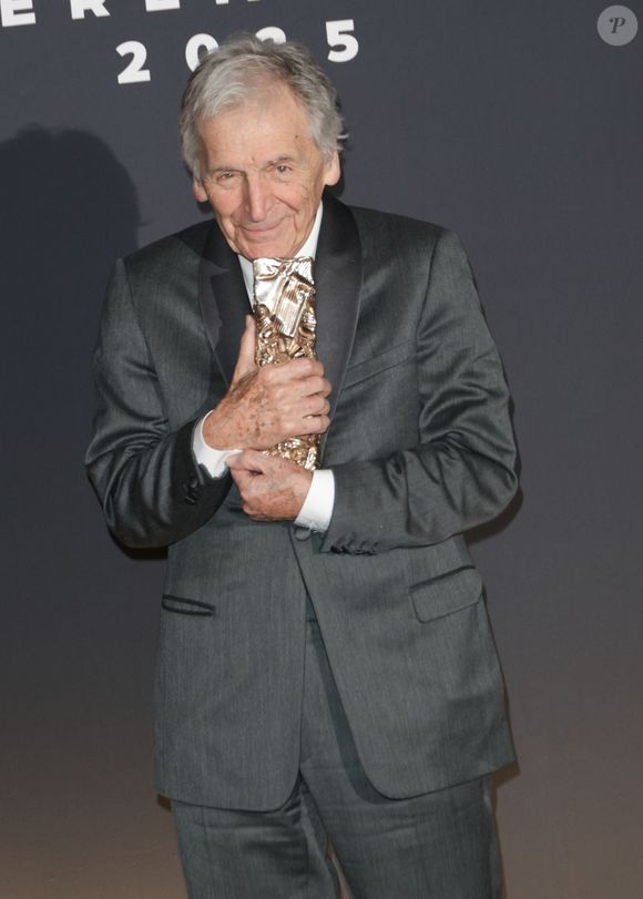 Costa Gavras (César d’honneur) au photocall du dîner de la 50ème édition de la cérémonie des César au Fouquet's à Paris, France, le 28 février 2025. © Coadic Guirec/Bestimage