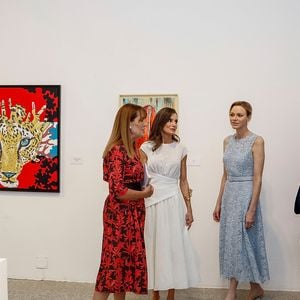 Letizia et Charlène ont misé sur deux looks diamétralement opposés mais imaginés par des créateurs

Le prince Albert II de Monaco, la princesse Charlène, la reine Letizia, le roi Felipe VI visitent l'exposition consacrée au 150ème anniversaire de l'établissement des premières relations diplomatiques entre l'Espagne et Monaco au Jardin botanique royal à Madrid le 1er juin 2026. POOL / LALO YASKO / BESTIMAGE