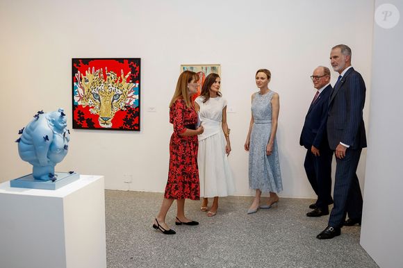 Letizia et Charlène ont misé sur deux looks diamétralement opposés mais imaginés par des créateurs

Le prince Albert II de Monaco, la princesse Charlène, la reine Letizia, le roi Felipe VI visitent l'exposition consacrée au 150ème anniversaire de l'établissement des premières relations diplomatiques entre l'Espagne et Monaco au Jardin botanique royal à Madrid le 1er juin 2026. POOL / LALO YASKO / BESTIMAGE