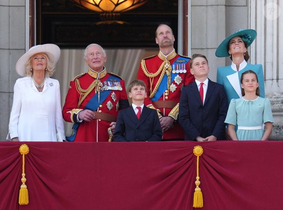 Le roi Charles III d'Angleterre et Camilla Parker Bowles, reine consort d'Angleterre, Le prince Louis de Galles, Le prince George de Galles, Le prince William, prince de Galles, Catherine (Kate) Middleton, princesse de Galles, La princesse Charlotte de Galles - Les membres de la famille royale britannique au balcon de Buckingham Palace lors de la cérémonie Trooping the Colour à Londres, le 14 juin 2025. Affecté par le crash du Boeing 787 Dreamliner à Ahmedabad du 12 juin, le souverain et les officiels porteront un brassard noir en hommage aux plus de 270 victimes. Bon nombre d'elles étaient des ressortissants britanniques.
© James Whatling / Bestimage