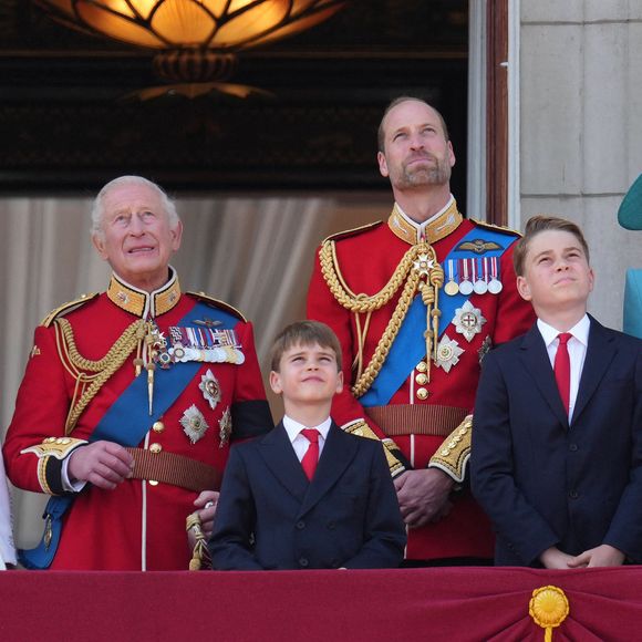 Le roi Charles III d'Angleterre et Camilla Parker Bowles, reine consort d'Angleterre, Le prince Louis de Galles, Le prince George de Galles, Le prince William, prince de Galles, Catherine (Kate) Middleton, princesse de Galles, La princesse Charlotte de Galles - Les membres de la famille royale britannique au balcon de Buckingham Palace lors de la cérémonie Trooping the Colour à Londres, le 14 juin 2025. Affecté par le crash du Boeing 787 Dreamliner à Ahmedabad du 12 juin, le souverain et les officiels porteront un brassard noir en hommage aux plus de 270 victimes. Bon nombre d'elles étaient des ressortissants britanniques.
© James Whatling / Bestimage