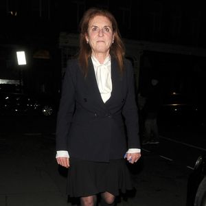 23 avril 2025.

Sarah Ferguson, duchesse d'York, prend un repas au Harry's Bar à Mayfair. La duchesse a passé l'après-midi à l'University College Hospital, où elle a rencontré des patients avec ses deux filles. Elle portait la même tenue, mais a troqué ses chaussures élégantes de l'après-midi contre des chaussures plus confortables de type plimsole, alors qu'elle quittait le restaurant chic à 23 heures.

Sur la photo : Sarah Ferguson, duchesse d'York, arrive au "Harry's Bar" à Londres