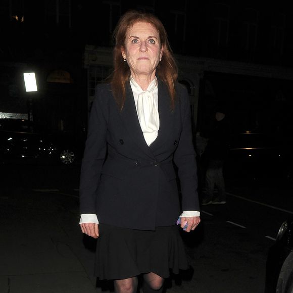 23 avril 2025.

Sarah Ferguson, duchesse d'York, prend un repas au Harry's Bar à Mayfair. La duchesse a passé l'après-midi à l'University College Hospital, où elle a rencontré des patients avec ses deux filles. Elle portait la même tenue, mais a troqué ses chaussures élégantes de l'après-midi contre des chaussures plus confortables de type plimsole, alors qu'elle quittait le restaurant chic à 23 heures.

Sur la photo : Sarah Ferguson, duchesse d'York, arrive au "Harry's Bar" à Londres