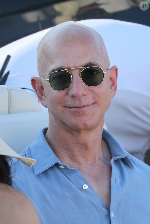 Jeff Bezos, Pdg d'Amazon, et sa compagne Lauren Sanchez lors d'une balade à Saint-Tropez avec famille et amis le 9 août 2019. © Jacovides / Moreau / Bestimage