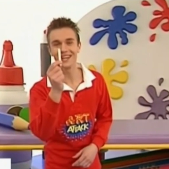 Images de Cyril Féraud dans "Art Attack", sur Disney Channel - extrait diffusé dans "Quelle époque !", sur France 2, le 8 mars 2025