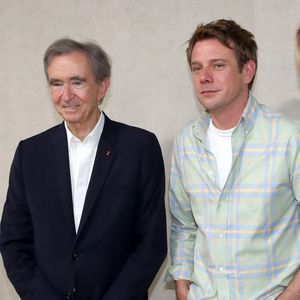 Bernard Arnault et Jonathan Anderson (Styliste Dior) posent à la suite du Défilé de mode Dior Homme, Collection Printemps / Été 2026, Front Row, dans le cadre de la Fashion Week de Paris, France, le 27 Juin 2025.

© Olivier Borde / Bertrand Rindoff / Bestimage