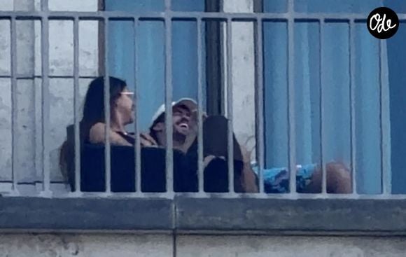 Après une relation marquée par plusieurs séparations, ils sembleraient aujourd'hui s'être remis ensemble.

Bad Bunny et sa compagne, Gabriela Berlingeri, ont été aperçus passant du temps ensemble sur le balcon de son hôtel à Düsseldorf.

© Backgrid USA / Bestimage