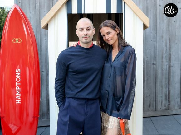 Les deux artistes se seraient rencontrés pour la première fois au mois de juin 2026

Bridgehampton, New York – Katie Holmes et Jason Bard Yarmosky ont assisté à l'événement « Ferragamo in the Hamptons » à la Topping Rose House, où la marque de luxe organisait une élégante réception estivale.
Crédit : Backgrid USA / Bestimage