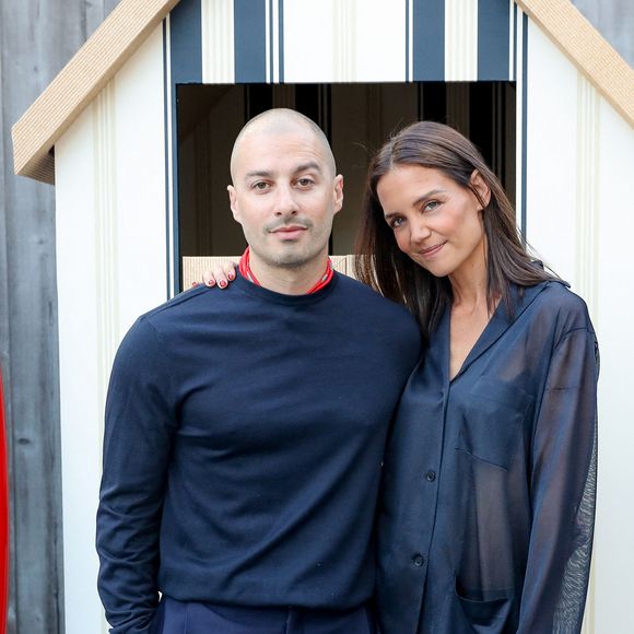Les deux artistes se seraient rencontrés pour la première fois au mois de juin 2026

Bridgehampton, New York – Katie Holmes et Jason Bard Yarmosky ont assisté à l'événement « Ferragamo in the Hamptons » à la Topping Rose House, où la marque de luxe organisait une élégante réception estivale.
Crédit : Backgrid USA / Bestimage