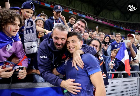Louis Bielle-Biarrey en famille - Femmes de joueurs et joies à l'issue du match de Coupe du monde de rugby entre la France et l'Italie (60-7) à Lyon le 6 octobre 2023. © Cyril Moreau-Dominique Jacovides/Bestimage