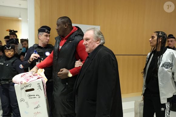 Ce mardi 13 mai, la sentence est tombée
Gérard Depardieu et sa fille Roxane - Procès de Gérard Depardieu pour agressions sexuelles sur deux femmes lors d'un tournage de film en 2021, au tribunal correctionnel de Paris le 27 mars 2025.

© Guignebourg / Clovis / Bestimage