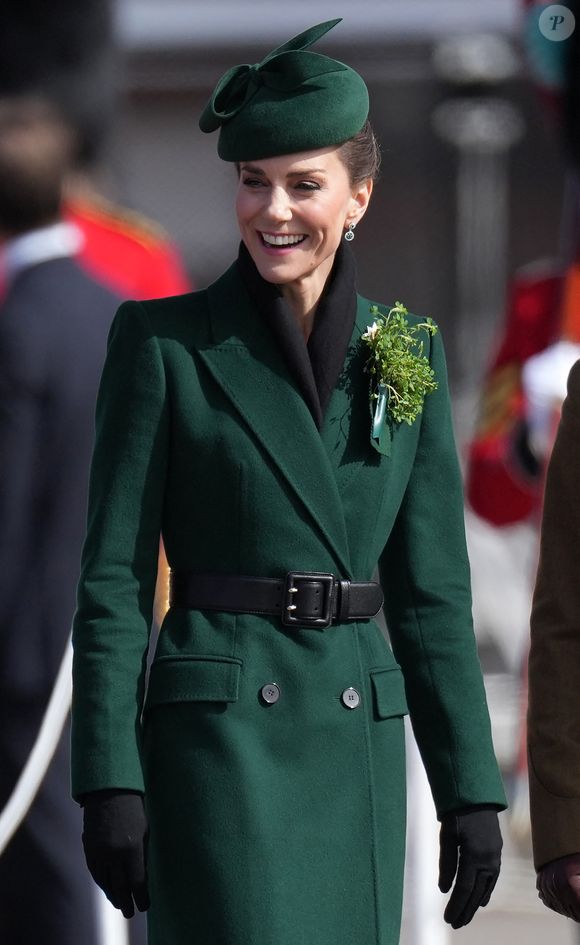 Kate Middleton est désormais colonelle des Irish Guards, succédant à son rôle de simple spectatrice.

Kate Middleton assiste au défilé de la Saint-Patrick des Irish Guards à la caserne de Mons, Aldershot.
Julien Burton / Bestimage