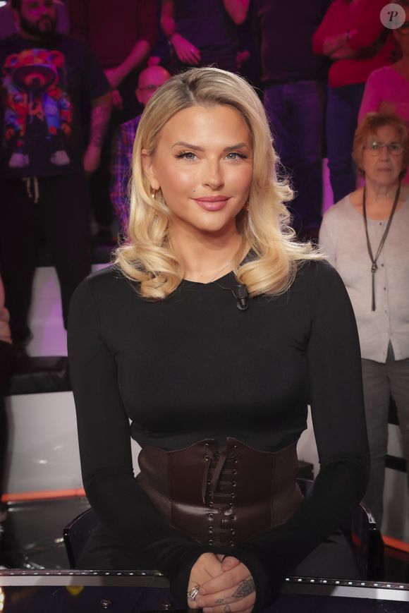 Kelly Vedovelli rejoindrait la bande de "Tout beau, tout n9uf" - Exclusif - Kelly Vedovelli sur le plateau de l'émission "Touche pas à mon poste" (TPMP) diffusée en direct sur C8 le 17 décembre 2024.

© Jack Tribeca / Bestimage