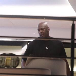 tout comme Michael Jordan accueilli en fanfare par des musiciens du restaurant. 

L'ancien joueur de basket-ball américain Michael Jordan se détend sur son yacht à Split, en Croatie le 22 aout 2021.
