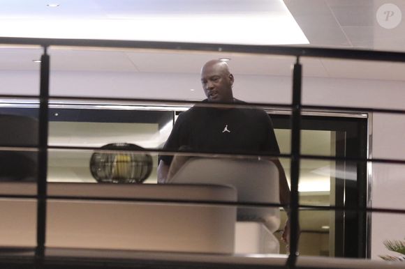 tout comme Michael Jordan accueilli en fanfare par des musiciens du restaurant. 

L'ancien joueur de basket-ball américain Michael Jordan se détend sur son yacht à Split, en Croatie le 22 aout 2021.