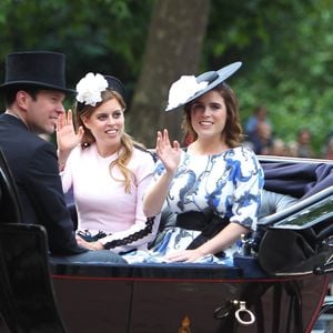 Les deux soeurs pourraient ainsi compter sur le soutien de la famille royale. 

La princesse Beatrice d’York, la princesse Eugenie d’York et son mari Jack Brooksbank - La parade Trooping the Colour 2019, célébrant le 93ème anniversaire de la reine Elisabeth II, au palais de Buckingham, Londres, le 8 juin 2019.
©Backgrid UK/ Bestimage