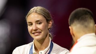 Cassandre Beaugrand voit sa paisible vie en Espagne être compromise par son célèbre compagnon, "trop avenant"