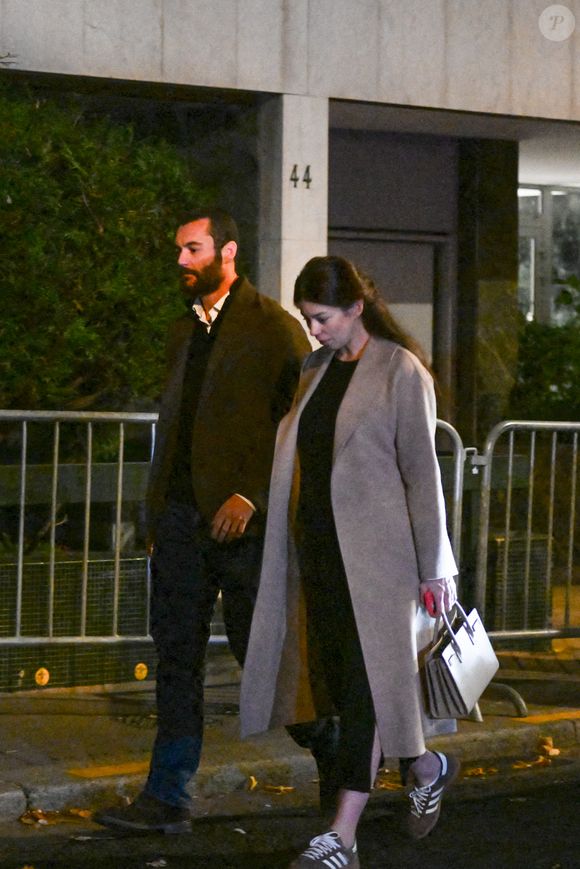 Louis Sarkozy et sa femme Natalie (enceinte) - Les enfants de Nicolas Sarkozy arrivent au domicile de leur père le jour de son incarcération à la prison de la Santé le 21 octobre 2025.
Ce mardi 21 octobre 2025, Nicolas Sarkozy entre en prison. Condamné à cinq ans de prison ferme dans l'affaire du financement libyen, l'ancien président de la République doit purger sa peine à la maison d'arrêt de la Santé, à Paris.
L'un des fils de Nicolas Sarkozy, Louis, a appelé à l'organisation d'un rassemblement de soutien ce mardi, "à 8h30", à "l'angle de la rue Pierre-Guérin et rue de la Source", quartier résidentiel du XVIe arrondissement de Paris où réside le couple Sarkozy.