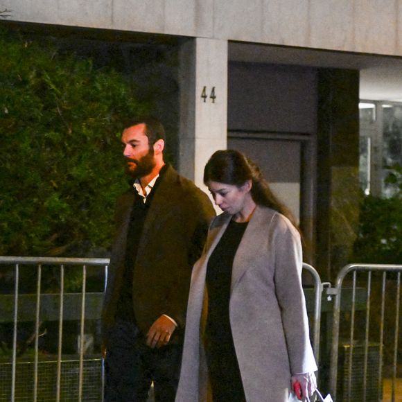 Louis Sarkozy et sa femme Natalie (enceinte) - Les enfants de Nicolas Sarkozy arrivent au domicile de leur père le jour de son incarcération à la prison de la Santé le 21 octobre 2025.
Ce mardi 21 octobre 2025, Nicolas Sarkozy entre en prison. Condamné à cinq ans de prison ferme dans l'affaire du financement libyen, l'ancien président de la République doit purger sa peine à la maison d'arrêt de la Santé, à Paris.
L'un des fils de Nicolas Sarkozy, Louis, a appelé à l'organisation d'un rassemblement de soutien ce mardi, "à 8h30", à "l'angle de la rue Pierre-Guérin et rue de la Source", quartier résidentiel du XVIe arrondissement de Paris où réside le couple Sarkozy.