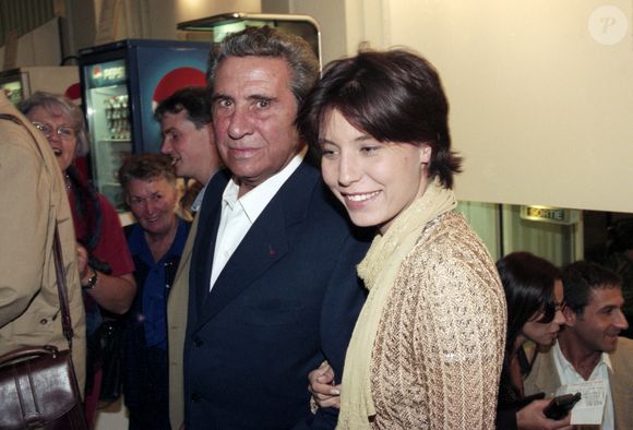 Gilbert Bécaud et sa fille Emily lors de la 1ère de la comédie musicale "Notre-Dame de Paris". Le 25 septembre 1998 © Jean-Claude Woestelandt / Bestimage