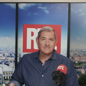 Exclusif -Yves Calvi - Tournage de l'émission "Sketch Story". Le 12 septembre 2022 © Jack Tribeca / Bestimage