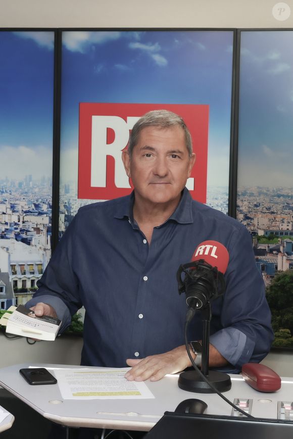 Exclusif -Yves Calvi - Tournage de l'émission "Sketch Story". Le 12 septembre 2022 © Jack Tribeca / Bestimage