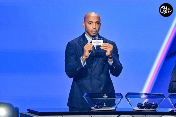 L'ancien footballeur français Thierry Henry montre le papier portant le nom du Paris Saint-Germain (PSG) (France) lors du tirage au sort de la phase de ligue de l’édition 2026-2027 de la Ligue des champions au Grimaldi Forum de Monaco, le 27 août 2026. © Bruno Bebert/Bestimage
