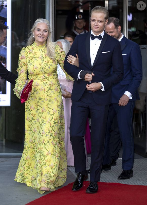 La princesse Mette Marit de Norvège et son fils Marius Borg Høiby - La princesse Ingrid Alexandra de Norvège fête ses 18 ans lors d'un dîner de gala offert par le gouvernement à la bibliothèque nationale de Oslo le 16 juin 2022. (Dana Press / Bestimage).