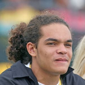 Joakim Noah, fils de la légende du tennis français Yannick Noah, réagit pendant le discours d'acceptation de son père lors de la cérémonie d'intronisation au Temple de la renommée du tennis 2005 qui s'est tenue à Newport, Rhode Island, le samedi 9 juillet 2005. Photo par Nicolas Khayat/ABACAPRESS.COM.