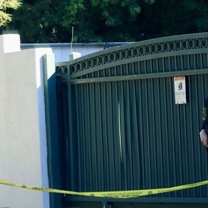 Des officiers de la police de Los Angeles ferment la rue près de la maison de Rihanna alors que la police enquête sur des informations selon lesquelles la propriété aurait été la cible d'un tir de fusil AR-15, alors que la chanteuse ne se trouvait pas dans la résidence.

©BestImage